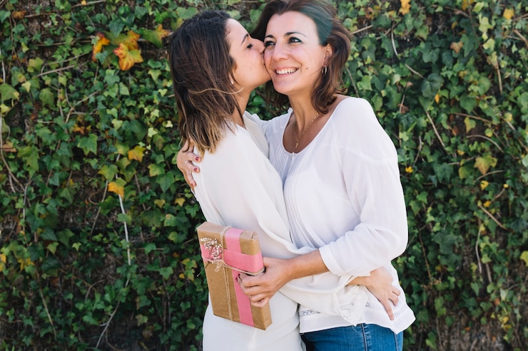 Zdarma Fotografie young woman kissing and embracing woman