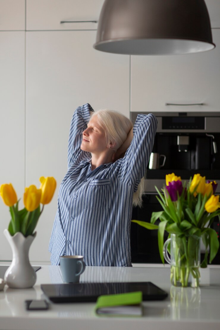 Zdarma Fotografie young woman with albinism and tulip flowers