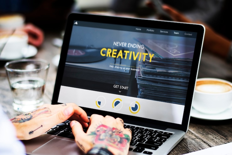 Zdarma Fotografie žena používá notebook v kavárně
