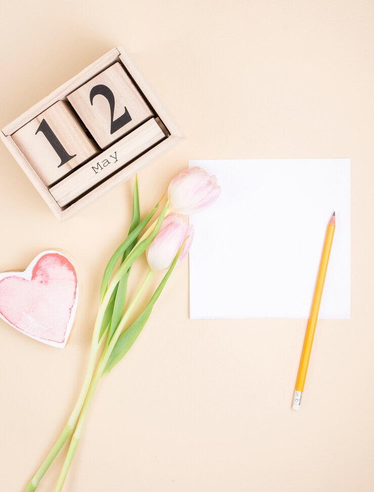 Foto grátis 12 de maio inscrição com tulipas e papel em branco