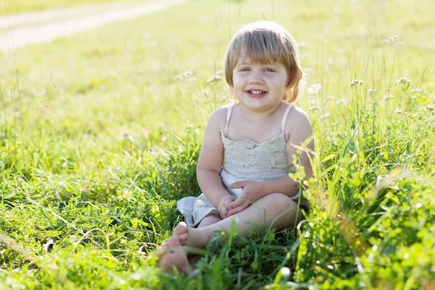 2 anos de menina no verão, prado