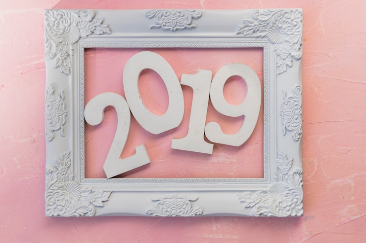 Foto grátis 2019 inscrição no quadro na mesa