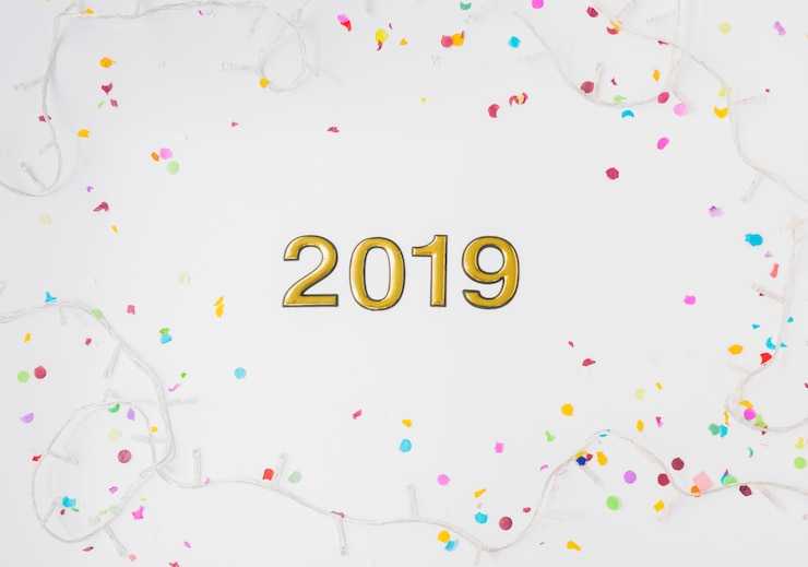 Foto grátis 2019 números entre luzes de fadas e confetes