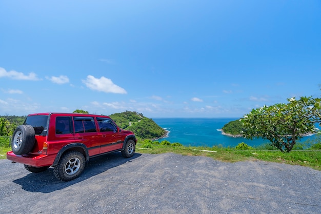 23 de setembro de 2021 carro 4x4 vermelho suzuki vitara 1993 na montanha em phuket, tailândia, com fundo de mar de verão e pequena ilha de espaço livre para texto de verão e fundo de transporte de viagens.