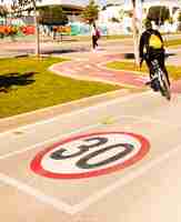 Foto grátis 30 sinal de limite de velocidade na ciclovia no parque