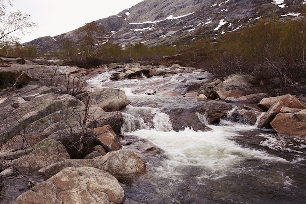 A água salpica contra as rochas no rio