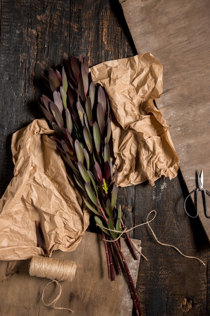 A área de trabalho do florista com ferramentas de trabalho