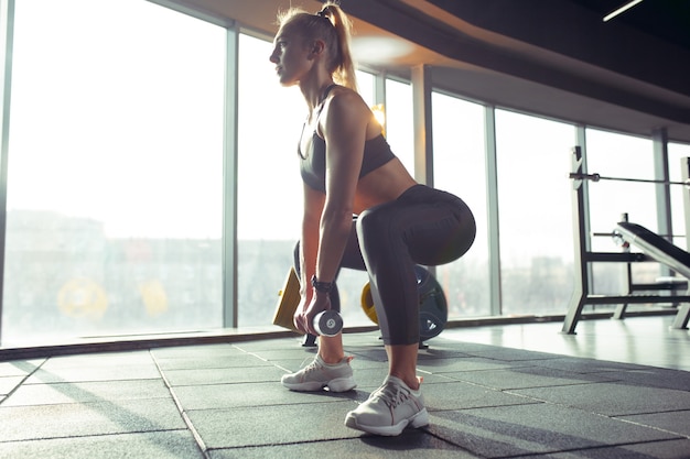 A atleta treinando forte na academia fitness e conceito de vida saudável