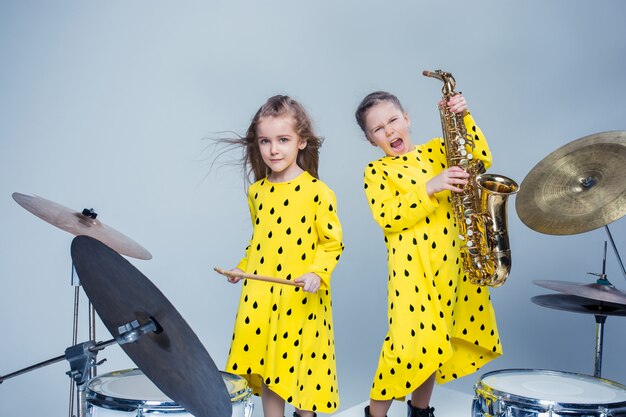 A banda de música adolescente se apresentando em um estúdio de gravação