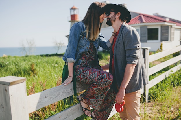 Foto grátis a beijar casal jovem e moderno e feliz e apaixonado a beijar