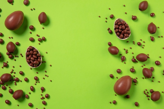 Foto grátis a caça ao ovo está chegando tradições da páscoa ovos de chocolate vista superior