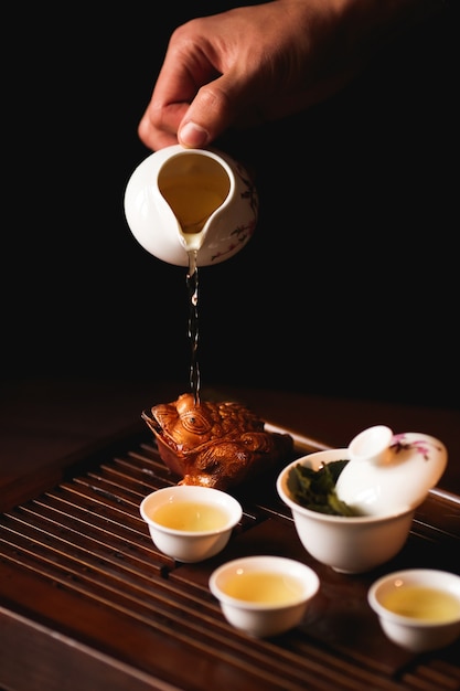 A cerimônia do chá chinês tradicional é executada pelo mestre do chá.