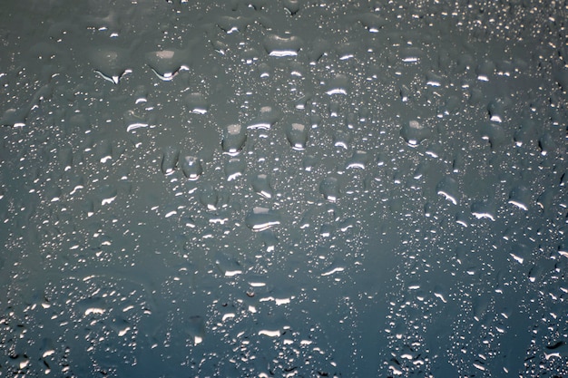 A chuva de fundo cai de perto