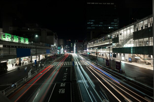 A cidade brilha nas ruas à noite