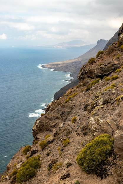 A costa oeste da Gran Canaria, ondas quebrando nas falésias do Mirador del Balcón