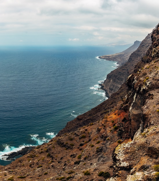 Foto grátis a costa oeste da gran canaria, ondas quebrando nos penhascos do mirador del balcón