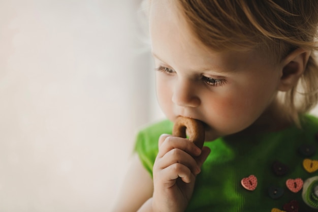 Foto grátis a criança pequena eatting um bagel