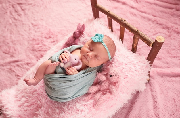 Foto grátis a criança pequena encontra-se na cama com brinquedos