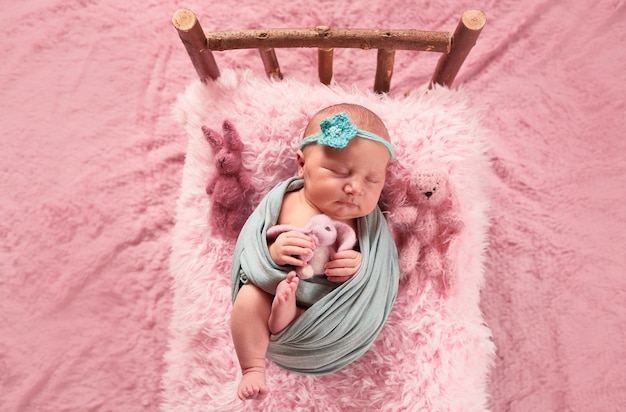 Foto grátis a criança pequena encontra-se na cama com brinquedos