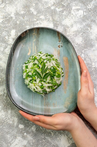 A deliciosa salada da vista de cima consiste em verduras e repolho dentro do prato