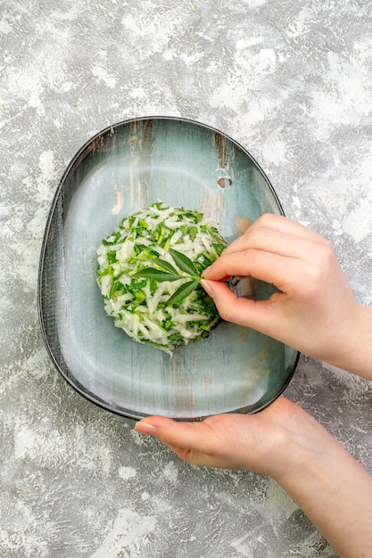 A deliciosa salada da vista de cima consiste em verduras e repolho dentro do prato