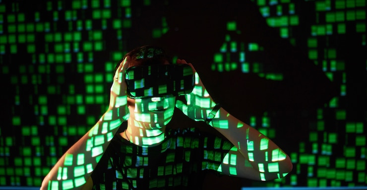 Foto grátis a dupla exposição de um homem caucasiano e um fone de ouvido de realidade virtual vr é presumivelmente um jogador ou um hacker quebrando o código em uma rede ou servidor seguro, com linhas de código em verde