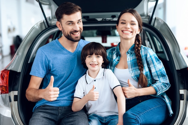 A família está feliz que eles compraram um carro novo. | Foto Premium