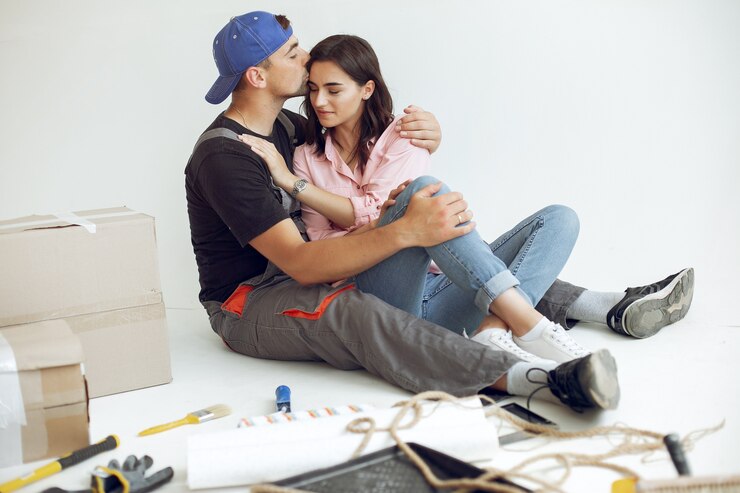 Foto grátis a família jovem e fofa repara o quarto