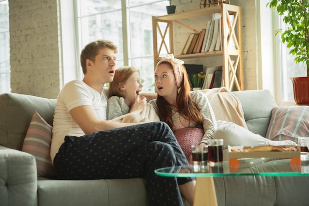 A família que passa o tempo agradável junto em casa, parece feliz e alegre