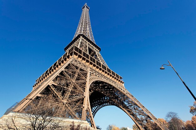 A famosa Torre Eiffel com céu azul em Paris
