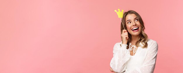 A felicidade da primavera e o conceito de celebração closeup retrato de uma linda jovem loira sonhadora imagi