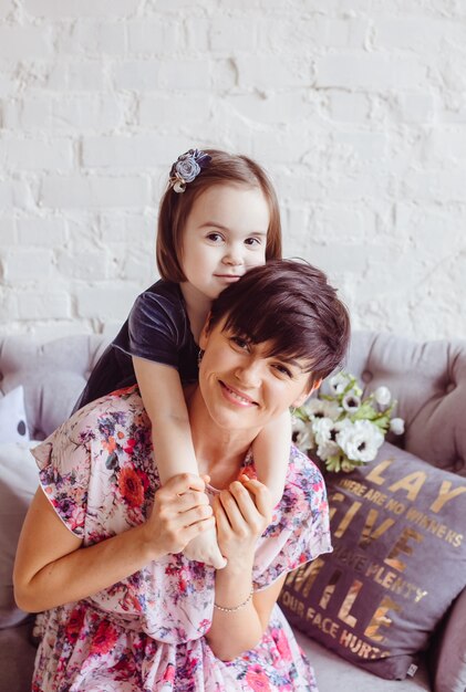 A filha abraçando sua mãe no quarto