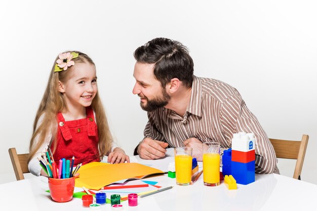 A filha e o pai desenhando juntos