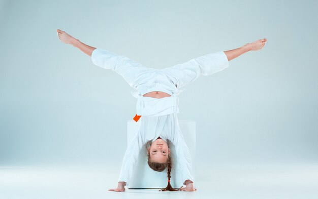 A garota posando no treinamento de Aikido na escola de artes marciais. Estilo de vida saudável e conceito de esportes