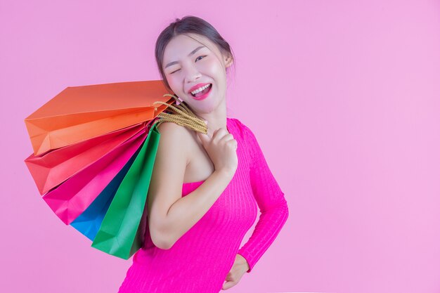 A garota tem uma sacola de compras de moda e beleza