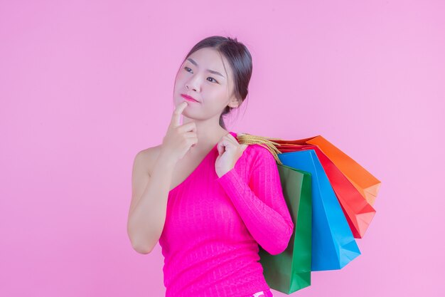 A garota tem uma sacola de compras de moda e beleza