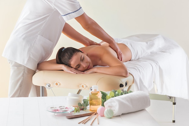 Foto grátis a imagem da mulher bonita no salão de massagem