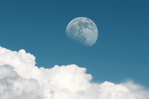 A lua cheia aparece durante o dia no final da tarde