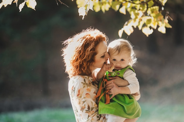 Foto grátis a mãe abraçando a filha