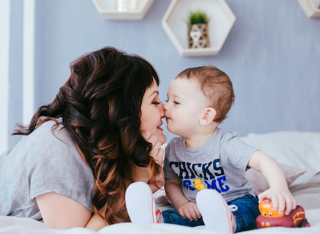 Foto grátis a mãe admira em seu filho