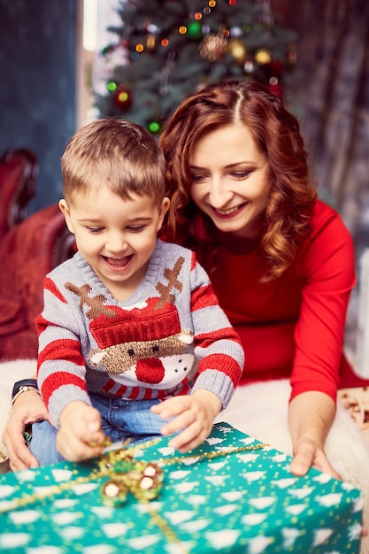 A mãe e filho olhando no presente