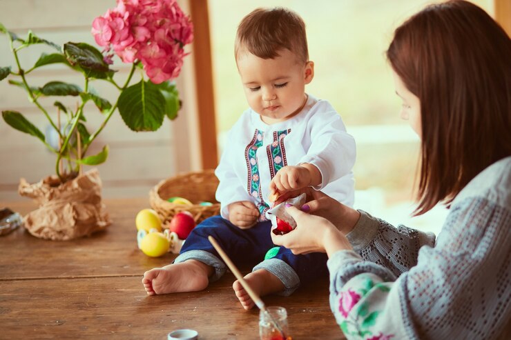 Foto grátis a mãe e filho pintando ovos de páscoa