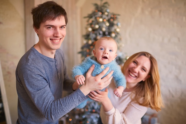 A mãe e o pai brincando com seu filho