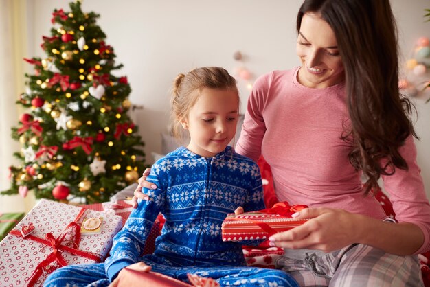 A manhã de natal está cheia de presentes