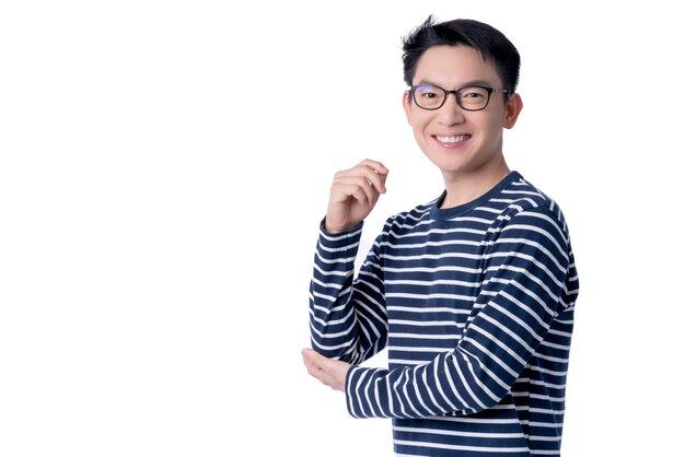 A mão masculina asiática atraente e inteligente fica confiante e sorri com frescura e alegre camisa azul casual retrato fundo branco
