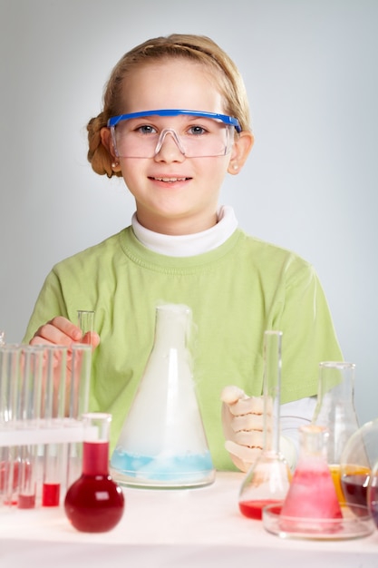 A menina alegre praticar no laboratório