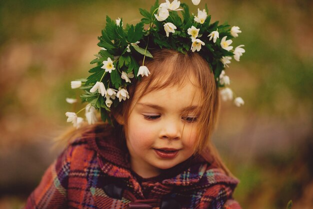 A menina bonita tem uma coroa de flores de neve