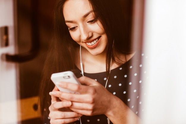 Foto grátis a menina bonito de enviar uma mensagem