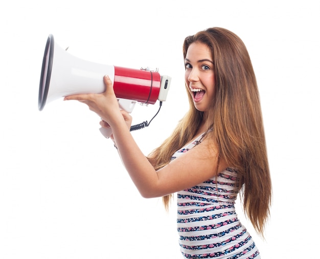 A menina de sorriso com um megafone