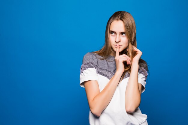 A menina educada adolescente bonita pede que você seja quietamente